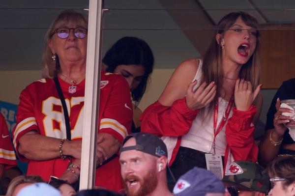 Swift has yet to officially comment on her relatio<em></em>nship status, however, an inside source claimed the two high-profile stars had met twice prior to the game and even paid for everyone's food at a local restaurant so they could eat alone.