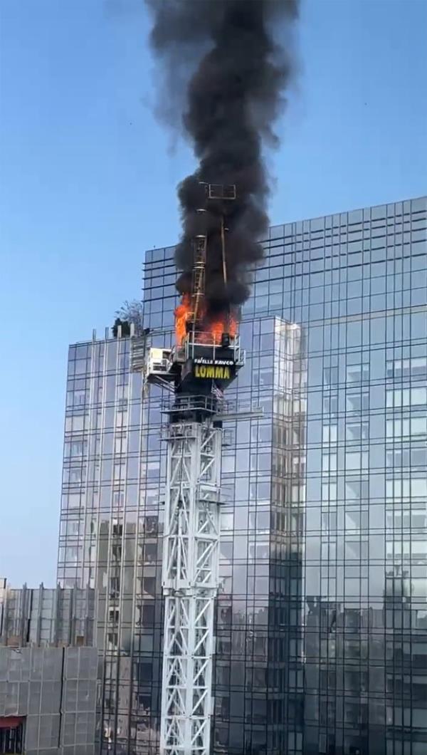 Alexandra Zeh said her apartment was the o<em></em>nly one in the building impacted by the crane and that she and her roommate were told they could not return for a month.</p>

<p>　　