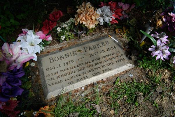 Bo<em></em>nnie Parker. Oct. 1 1910 - May 23. 1934. As the flowers are made sweeter by the sunshine and the dew, so the old world is made brighter by the likes of folks like you. Ins<em></em>cription on gravestone, surrounded by flowers. An unsmoked cigarette is placed on it.