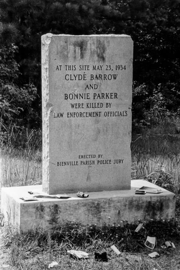 Ins<em></em>cription on stone which reads: At this site May 23, 1934 Clyde Barrow and Bo<em></em>nnie Parker were killed by law enforcement officials. Erected by Bienville Parish Police Jury. 