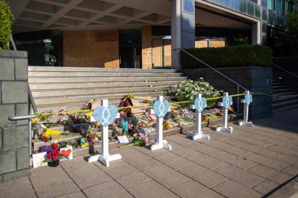 A memorial was set up on the steps of the Old Natio<em></em>nal Bank following the shooting.