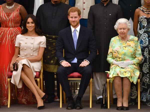  Meghan, Duchess of Sussex, Prince Harry, Duke of Sussex and Queen Elizabeth II at the Queen's Young Leaders Awards Ceremony at Buckingham Palace on June 26, 2018 in London, England.