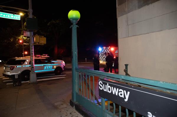 Police respond to the 96th Street subway station, wher<em></em>e the slashing victim got off the train and received medical attention.