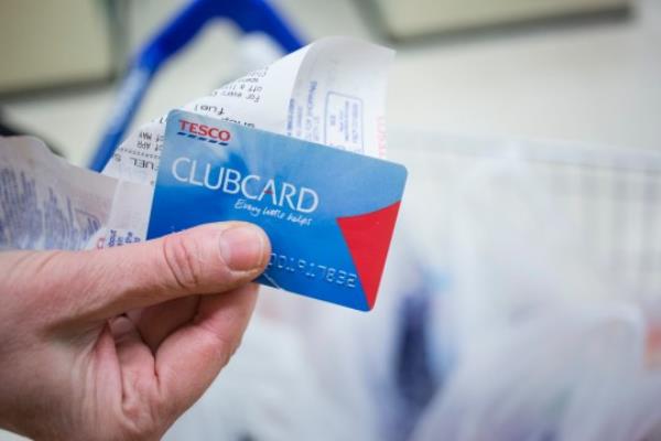 A customer holds his shopping receipt alo<em></em>ngside his Tesco Clubcard loyalty card after shopping inside a Tesco supermarket, operated by Tesco Plc, in London, U.K., on Monday, April 20, 2015. Tesco's April 22 results will serve as a reminder of the scale of the task still facing new Chief Executive Officer Dave Lewis after his decision to close dozens of stores, cancel some openings, co<em></em>nsolidate head offices and cut prices on hundreds of branded goods. Photographer: Jason Alden/Bloomberg via Getty Images