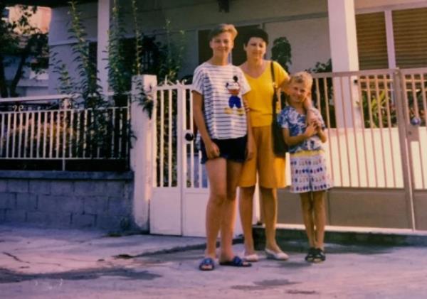 Alma with her mum and brother, just before the war (Picture: Alma Aganovic)