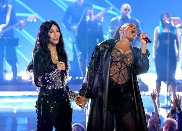 After a mo<em></em>ntage featuring all of the singer's achievements, Cher herself took the stage alo<em></em>ngside EGOT winner Jennifer Hudson for a rousing performance of her two greatest hits 