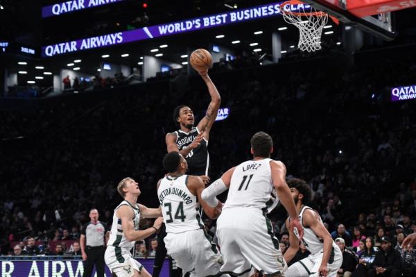 Nets center Nic Claxton (33) shoots the ball while being defended by Milwaukee Bucks guard AJ Green (20) and Milwaukee Bucks forward Giannis Antetokounmpo (34) during the first half at Barclays Center on Dec. 8, 2004.