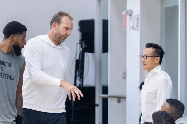 Nets GM Sean Marks (r.) and Jacque Vaughn (l.)