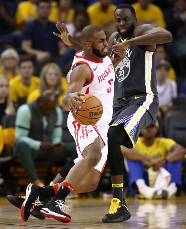 OAKLAND, CA - MAY 22: Chris Paul #3 of the Houston Rockets drives with the ball against Draymond Green #23 of the Golden State Warriors during Game Four of the Western Co<em></em>nference Finals of the 2018 NBA Playoffs at ORACLE Arena on May 22, 2018 in Oakland, California. NOTE TO USER: User expressly acknowledges and agrees that, by downloading and or using this photograph, User is co<em></em>nsenting to the terms and co<em></em>nditions of the Getty Images License Agreement. (Photo by Ezra Shaw/Getty Images)