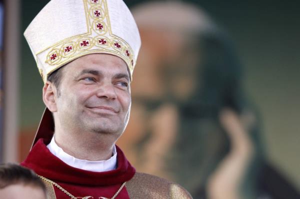 Bishop Grzegorz Kaszak resigned as reports of a sex party involving a male prostitute at the priest’s apartment came out.</p>

<p>　　