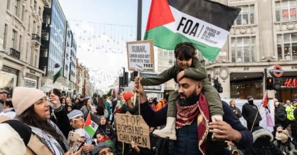 LONDON, ENGLAND - NOVEMBER 4: Activists march from the BBC to Oxford Circus on November 4, 2023 in London, England. The action is being held to call for a ceasefire in the Hamas-Israel conflict. (Photo by Guy Smallman/Getty Images)