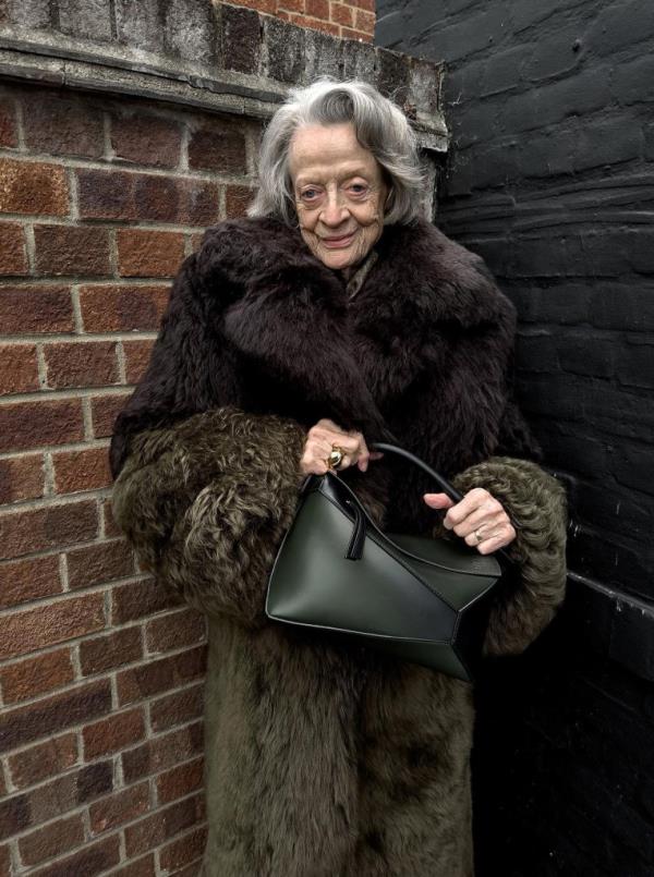 Dame Maggie Smith's final photos for a campaign/ad with Loewe.</p>

<p>　　