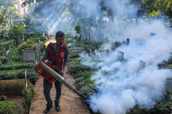 Man sprays hospital grounds.