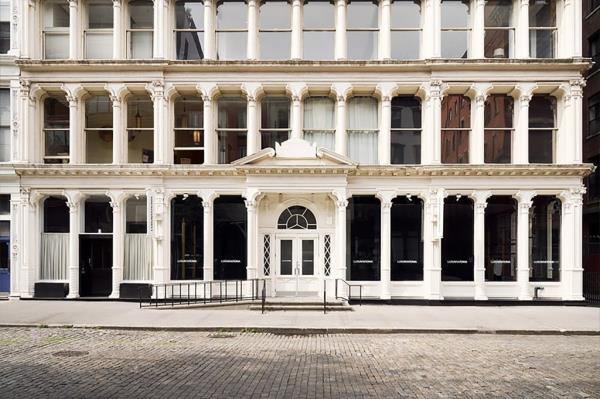 An Italian luxury store building with many windows, carrying brands such as Margiela, Helmut Lang and Chloé