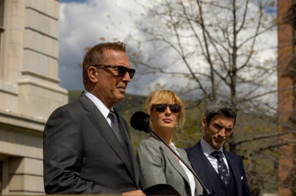 Kevin Costner, Kelly Reilly and Wes Bentley in 