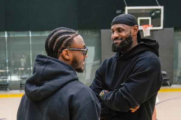 Los Angeles Lakers draft pick Bro<em></em>nny James, left, and his father, LeBron James, share a light moment as they arrive for the NBA basketball team's news co<em></em>nference in El Segundo, Calif., Tuesday, July 2, 2024.  