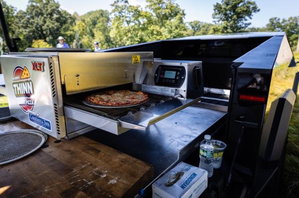 Arbelaez designed a special slide for the oven to pull out from the truck's back.