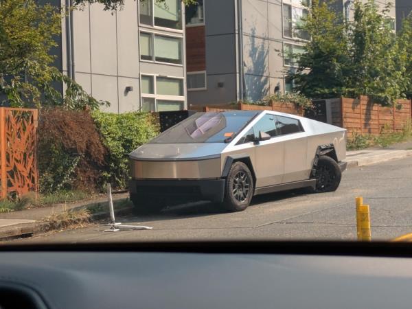 People began flocking to venerate the car. Its location was even published to Google Maps.