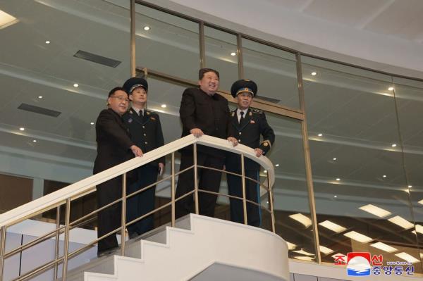  Kim Jong Un (2nd R) visiting the Pyo<em></em>ngyang General Co<em></em>ntrol Centre of the Korean Natio<em></em>nal Aerospace Technology Directorate on Nov. 22, 2023.