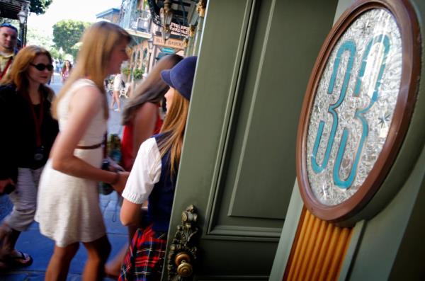 A plaque marking a Club 33 lounge at a Disney theme park.