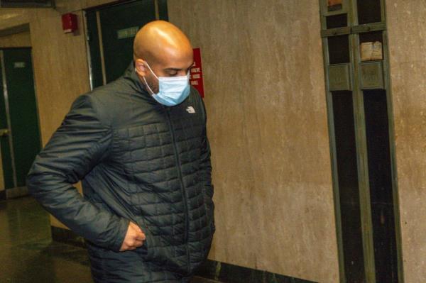 Eric Go<em></em>nzalez arrives in court in a medical mask.