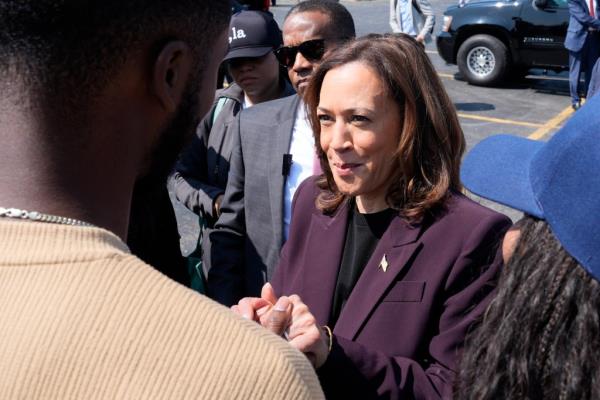 Vice President Kamala Harris in a purple suit, greeting supporters at Soldier Field, Chicago, before boarding Marine Two, post-2024 Democratic Natio<em></em>nal Convention