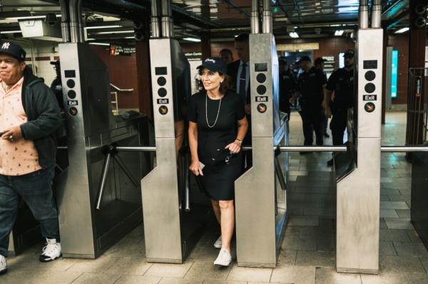 September 20, 2023 - New York, NY:</p>

<p>　　New York Governor Kathy Hochul takes the subway 