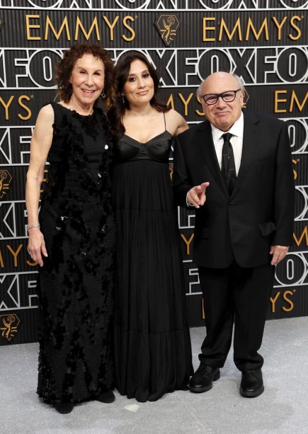  (L-R) Rhea Perlman, Lucy DeVito, and Danny DeVito attend the 75th Primetime Emmy Awards at Peacock Theater on January 15, 2024 in Los Angeles, California. (Photo by Kevin Mazur/Getty Images)</p>

<p>　　75th Primetime Emmy Awards - Arrivals