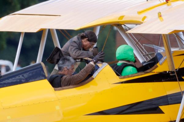 Tom Cruise getting into a plane