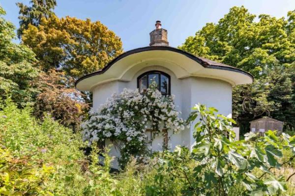 Fairytale mushroom-shaped cottage in Lo<em></em>ndon on the market at ￡350k - but ground rent is ￡12k a year 