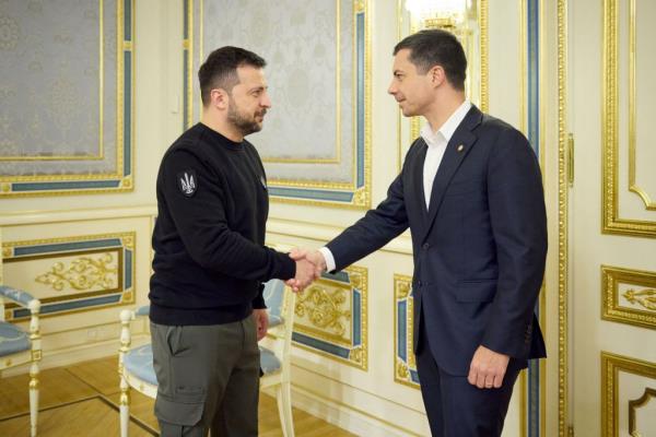 This handout photograph taken and released by Ukrainian Presidential press service on November 8, 2023 shows the President Volodymyr Zelensky (L) shaking hands with US Secretary of Transportation Pete Buttigieg prior to their meeting in Kyiv. (Photo by Handout / UKRAINIAN PRESIDENTIAL PRESS SERVICE / AFP) / RESTRICTED TO EDITORIAL USE - MANDATORY CREDIT 