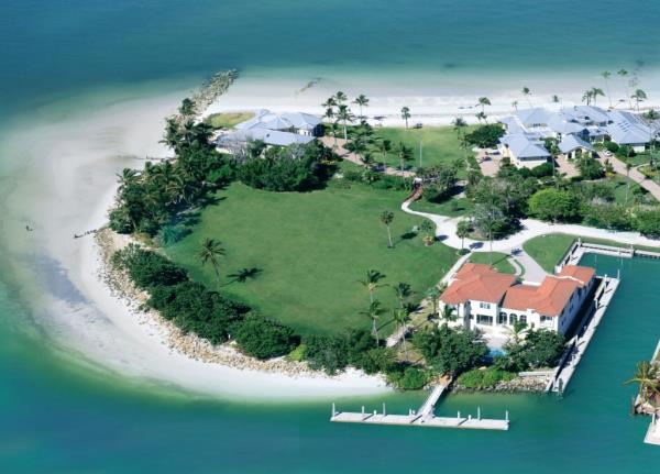 There are o<em></em>nly three homes on the tip of this Naples, Florida peninsula, known as Gordon Pointe. All three belong to the Do<em></em>nahue family.