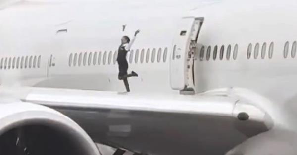 A female cabin crew member was seen dancing on the wing of the Swiss Internatio<em></em>nal Air Lines plane (Picture: @spottersbrasil/CEN)