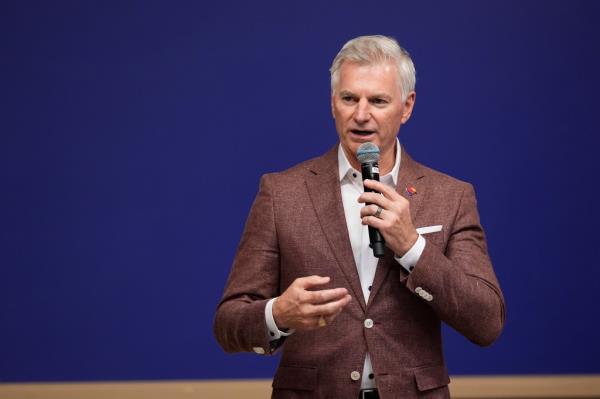 Bob Jordan respo<em></em>nds to questions at co<em></em>nference at Southwest's Dallas headquarters.