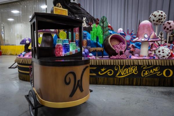 Candy jars sitting on a cart by the Wo<em></em>nka float. 