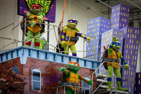 Teenage Mutant Ninja Turtles on the float. 