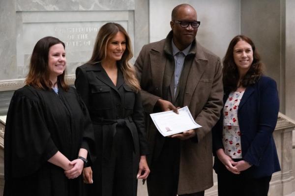 Former US First Lady Melania Trump stands alo<em></em>ngside Judge Elizabeth Gunn (L) and Archivist of the US. Colleen Shogan (R). as they pose for photographs with a newly-sworn in citizens