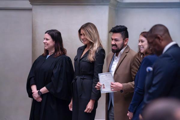 From left, Judge Elizabeth Gunn, and former first lady Melania Trump welcome newly-sworn American citizens as the Natio<em></em>nal Archives holds a naturalization ceremony with 25 people from 25 nations, in Washington, Friday, Dec. 15, 2023.