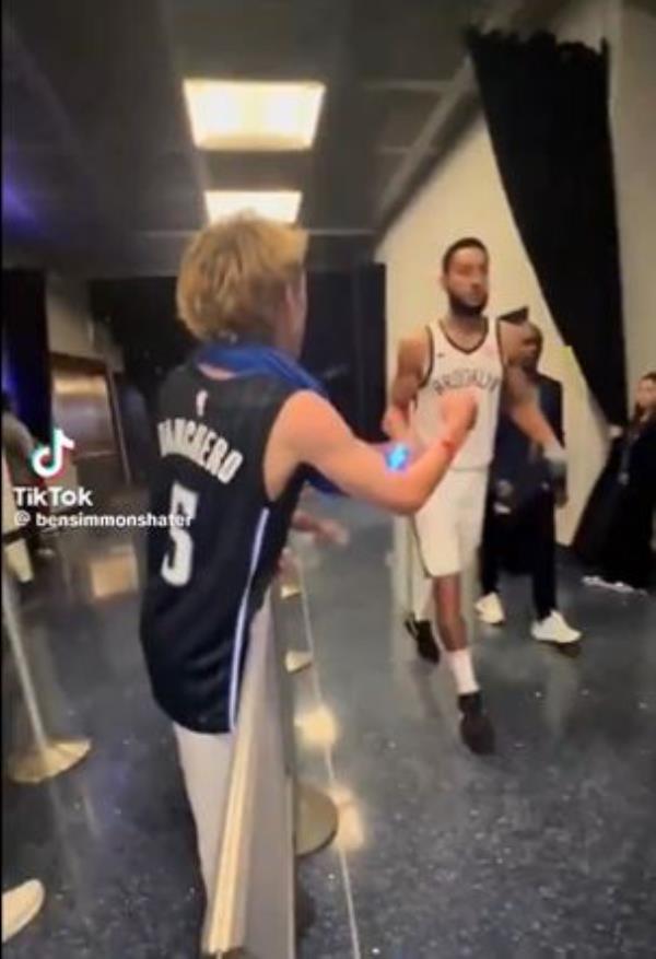 Ben Simmons walks back through the players' tunnel, wher<em></em>e he is heckled, after the Nets' loss to the Magic on Friday.