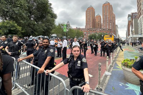 New York Police put up barricades in Unio<em></em>n Square