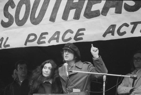 Yoko Ono and John Lennon at a peace rally in NYC in 1972