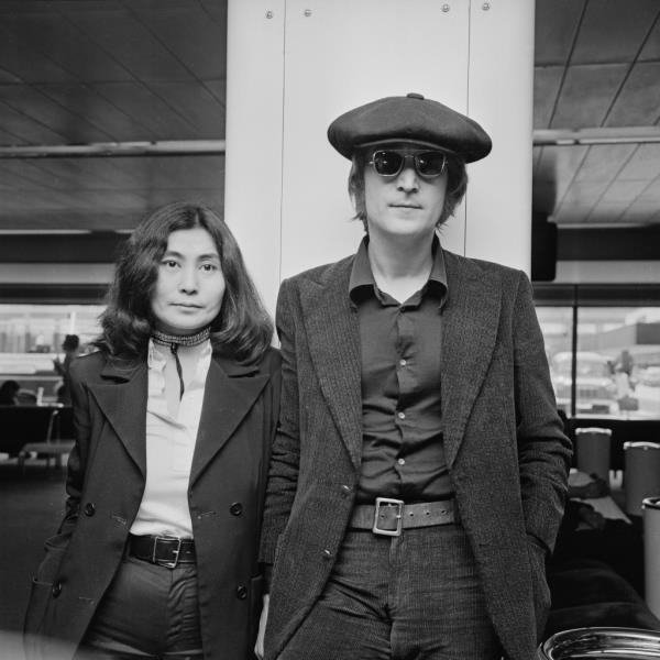 Yoko Ono and John Lennon at Lo<em></em>ndon Airport in 1971