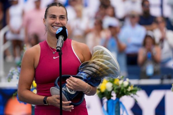 Aryna Sabalenka accepts the champio<em></em>nship trophy after her Cincinnati Open win on Aug. 19, 2024.