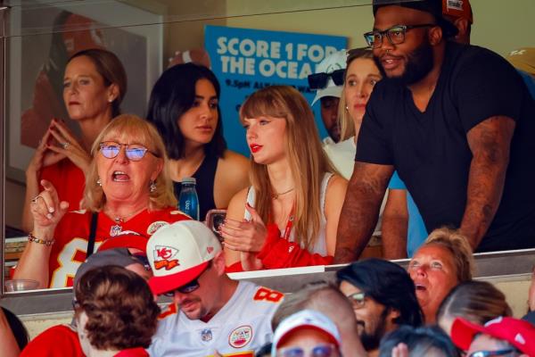 Taylor Swift has been romantically l<em></em>inked with Travis Kelce.