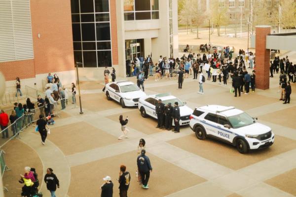 Police statio<em></em>ned outside the school.