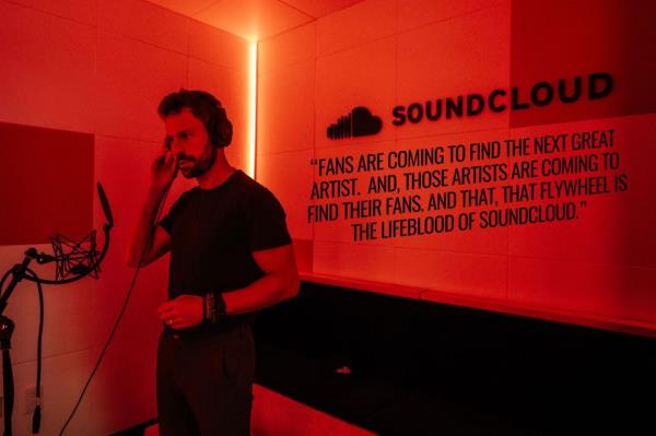 Eliah Seton at the mic in the SoundCloud offices. 