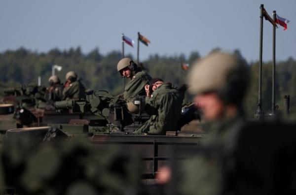 Polish soldiers sit on the Abrams M1A1 FEP tank during trial drills prior to annual artillery show ?Autumn Fire 23? at a military range in Bemowo Piskie near Orzysz, Poland, September 16, 2023. REUTERS/Kacper Pempel