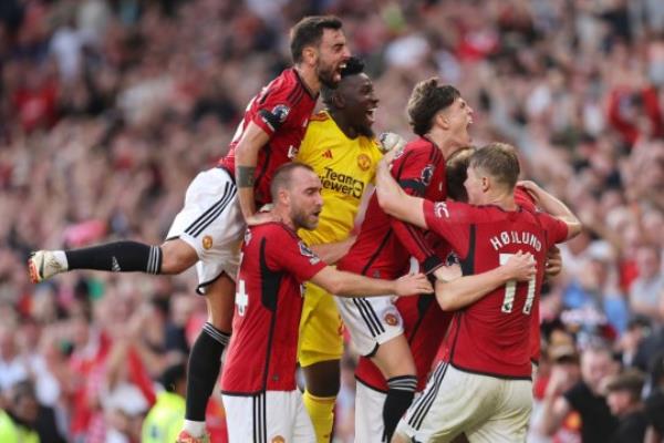 Manchester United celebrate scoring against Brentford