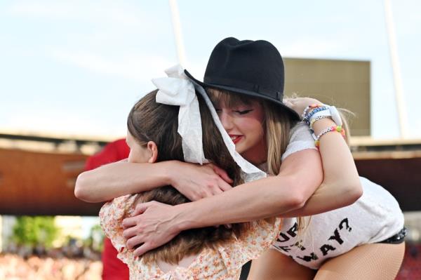 Taylor Swift performs o<em></em>nstage during 