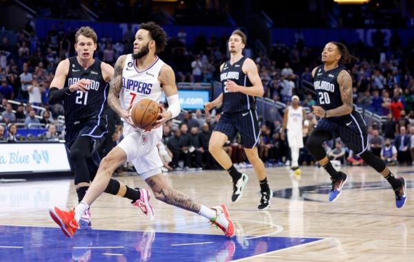 Amir Coffey #7 of the LA Clippers drives to the basket during a game